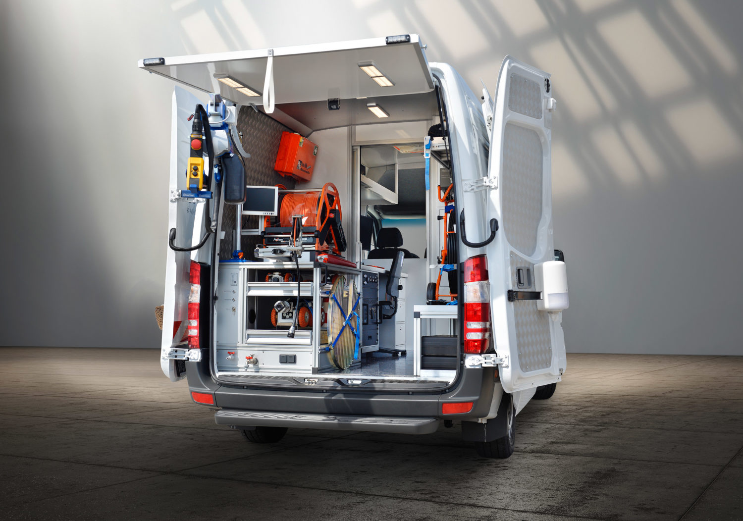 MiniCam_van_with_open_access_09